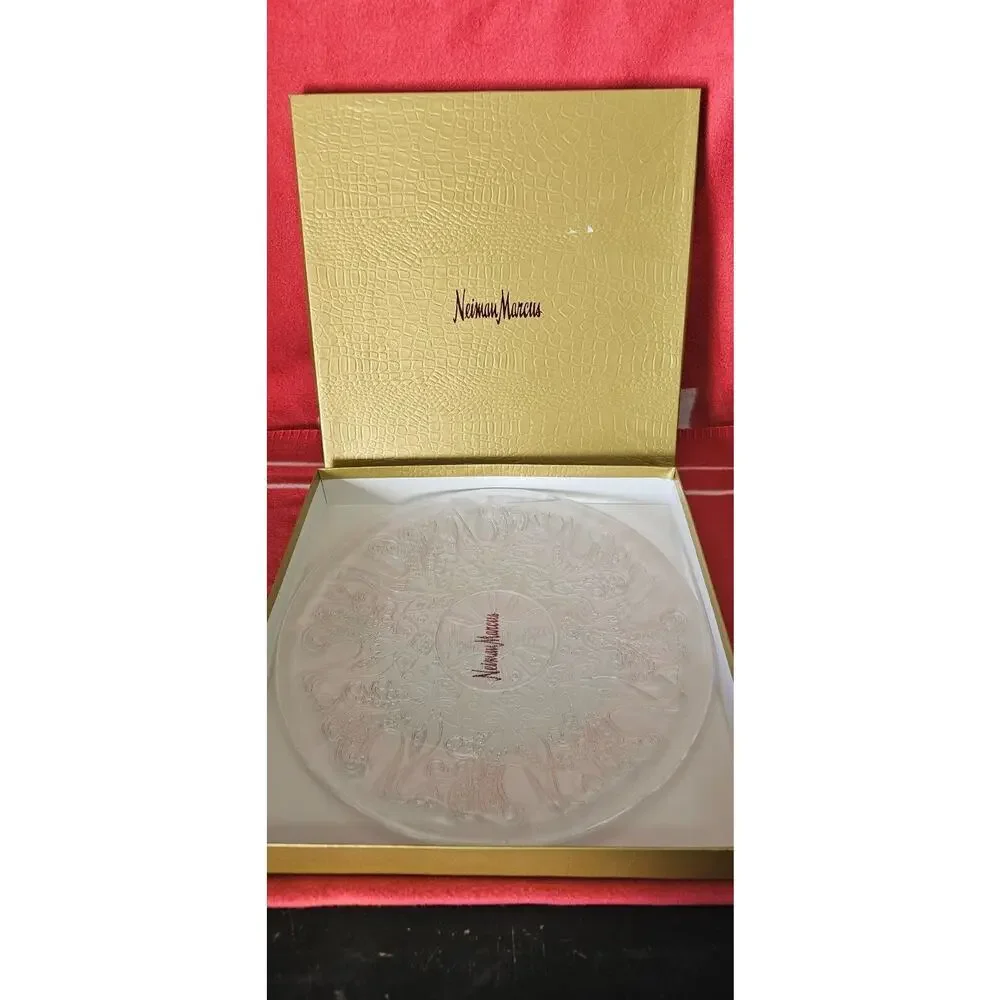 NIB Neiman Marcus 2005 Holiday Wreath Glass Platter Collectible Plate‎ Christmas